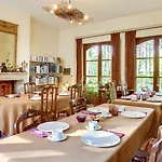Domaine De La Tour Bed and breakfast Saint-Pierre-Canivet