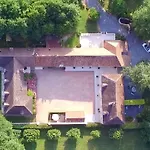 Domaine De La Tour Bed and breakfast 4*