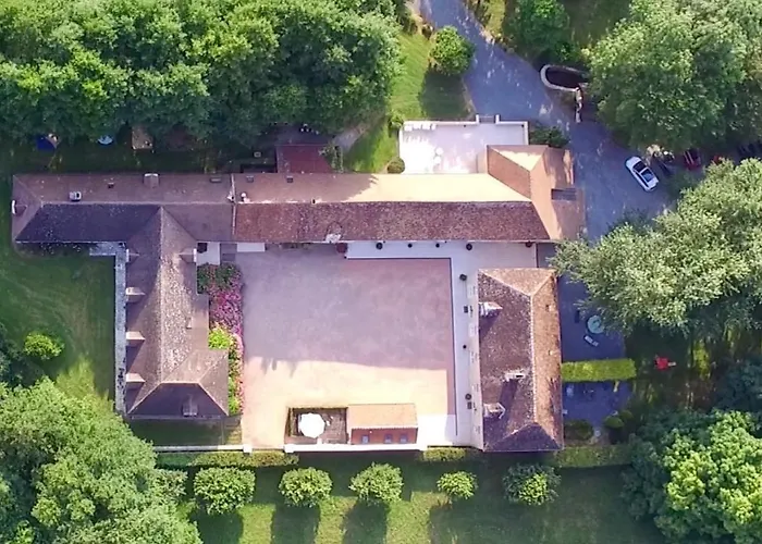 Domaine De La Tour Bed & Breakfast 4*